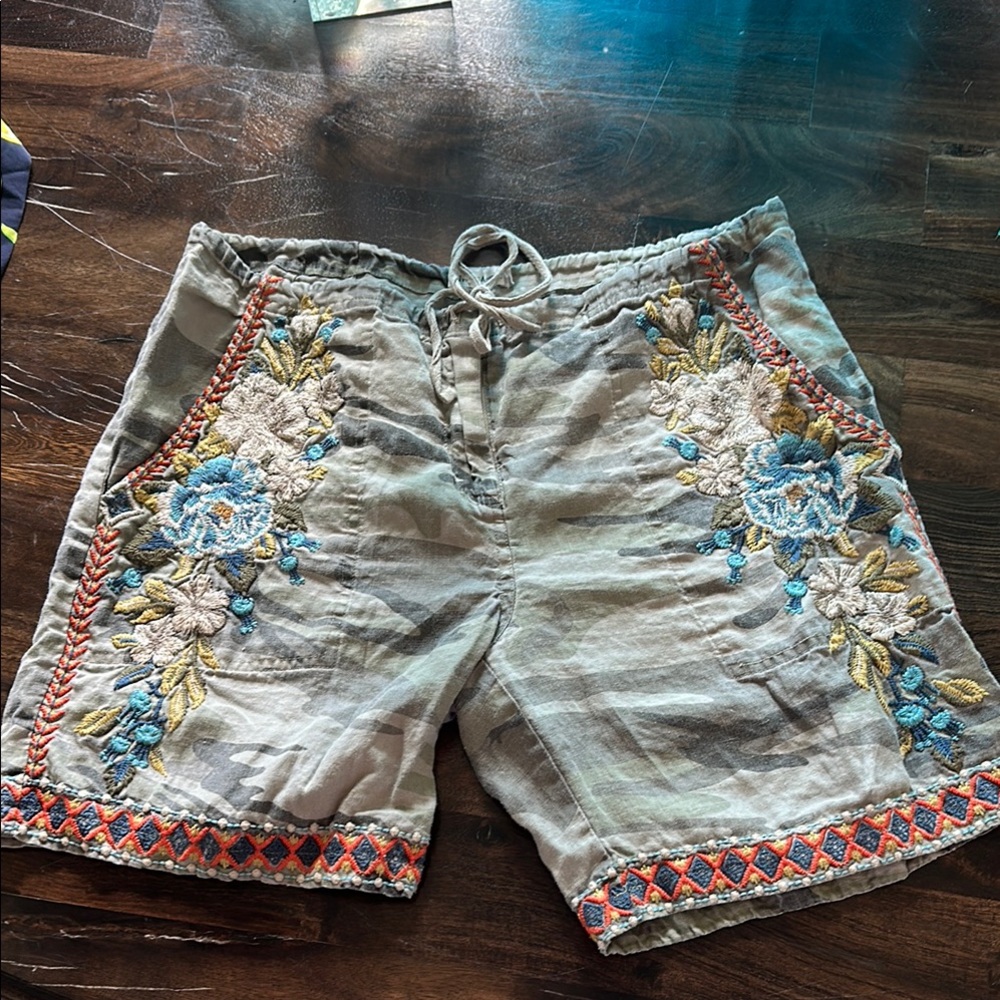 Johnny Was Gray Floral Embroidered Shorts